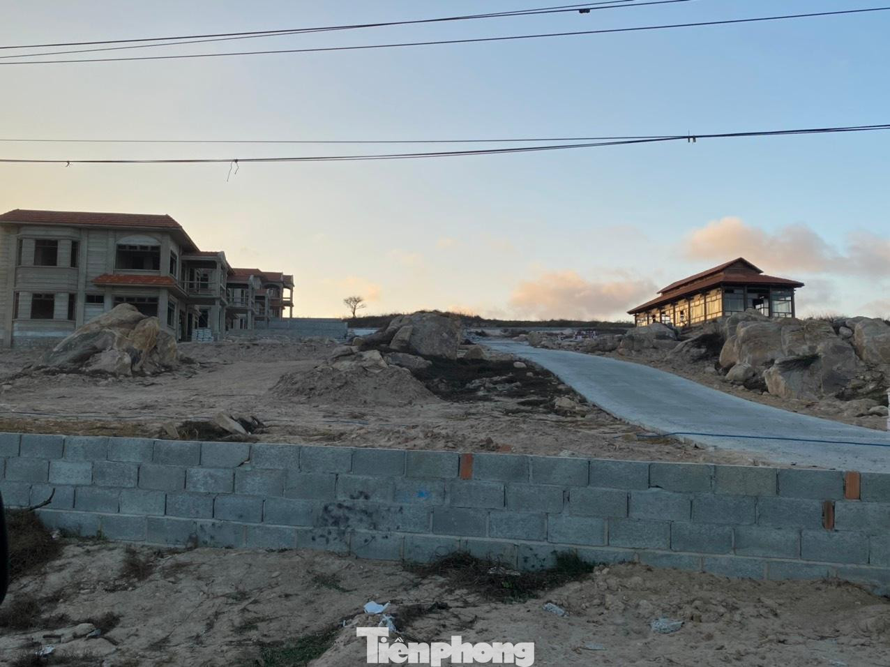 Không chỉ 12 dự án phải ngừng hoạt động, hơn 10 năm qua, các khu resort liền kề nằm trên trục đường 719 đi qua các xã Tiến Thành (TP. Phan Thiết), Thuận Quý, Tân Thành (Hàm Thuận Nam) được cho cũng bị ảnh hưởng của dự án cảng Kê Gà phải ngừng xây dựng, nhiều biệt thự xây xong để vậy, trơ khung trong nắng mưa. Không chỉ 12 dự án phải ngừng hoạt động, hơn 10 năm qua, các khu resort liền kề nằm trên trục đường 719 đi qua các xã Tiến Thành (TP. Phan Thiết), Thuận Quý, Tân Thành (Hàm Thuận Nam) được cho cũng bị ảnh hưởng của dự án cảng Kê Gà phải ngừng xây dựng, nhiều biệt thự xây xong để vậy, trơ khung trong nắng mưa.