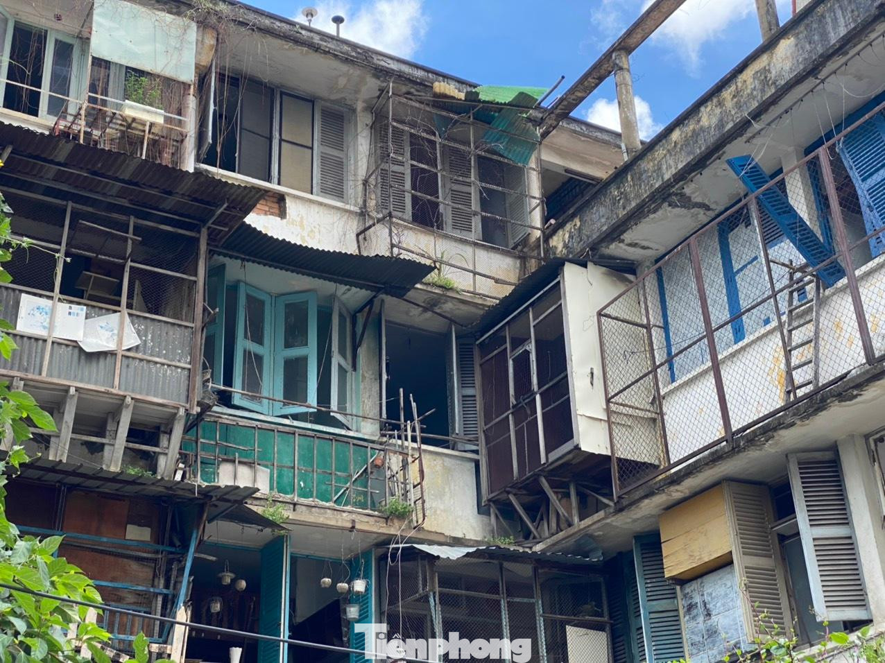 Trường hợp các hộ gia đình, cá nhân thuộc diện phải di dời khẩn cấp khỏi chung cư hư hỏng nặng có nguy cơ sụp đổ cao thì thời gian hỗ trợ tạm cư theo phương án di dời.