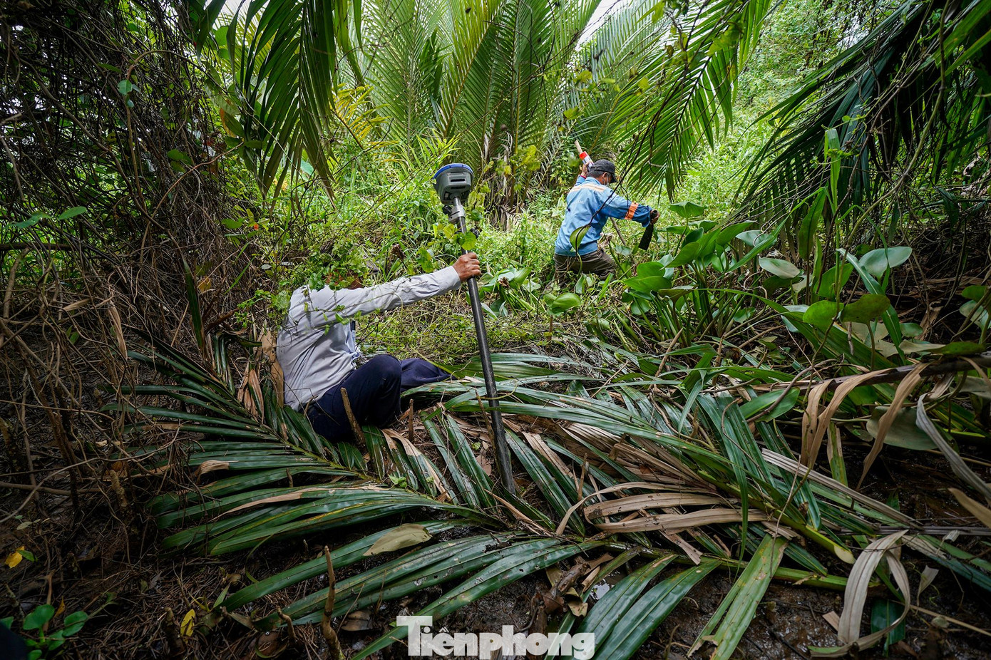 Trên đường đi, ông Chiến liên tục bị té ngã.