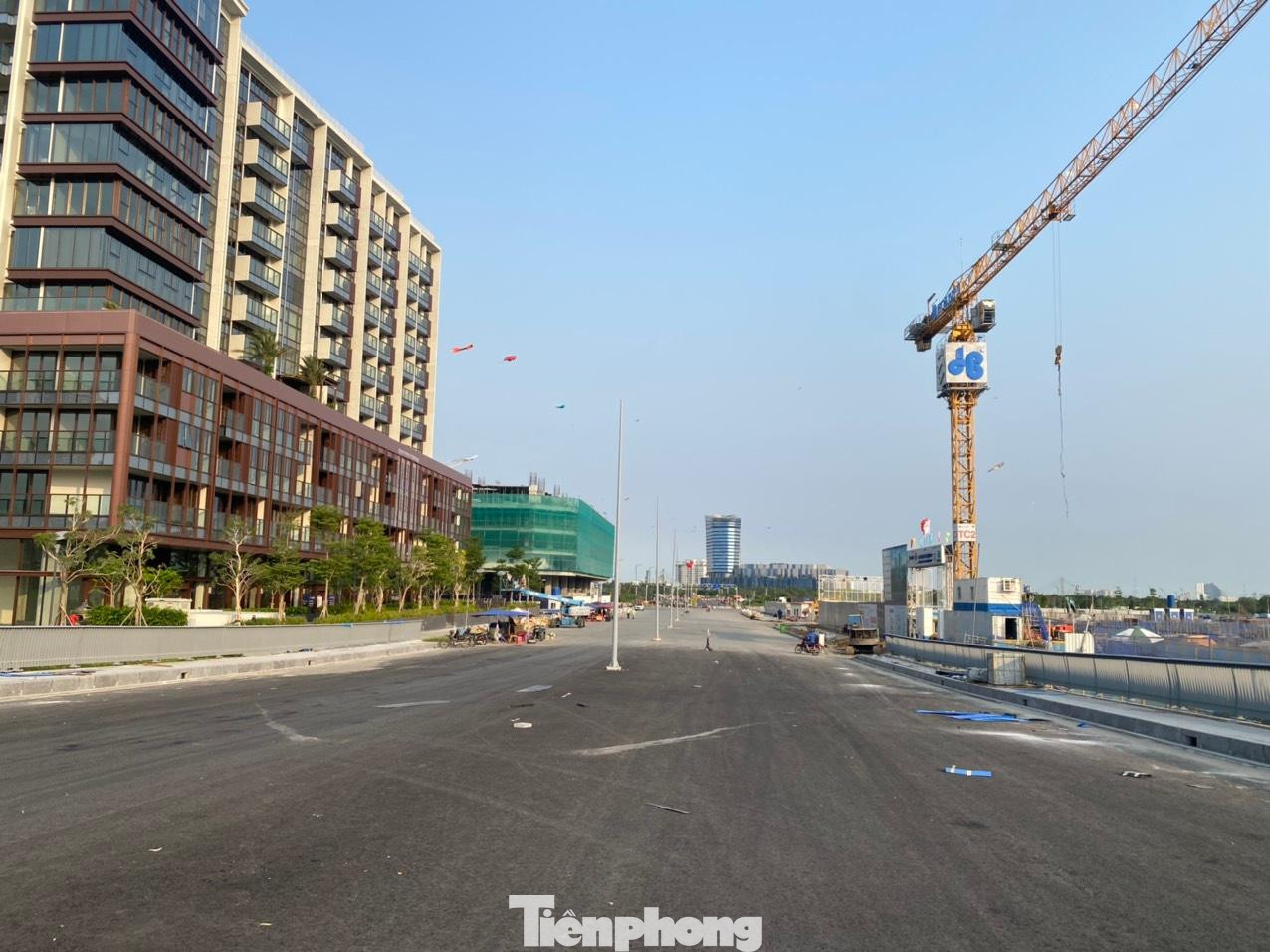 Phía bên bờ TP Thủ Đức đã trải xong nhựa đường dẫn lên cầu Thủ Thiêm 2. Phía bên bờ TP Thủ Đức đã trải xong nhựa đường dẫn lên cầu Thủ Thiêm 2.