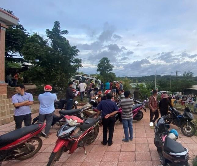 Hiện trường vụ án có nhiều người hiếu kỳ, tụ tập theo dõi.