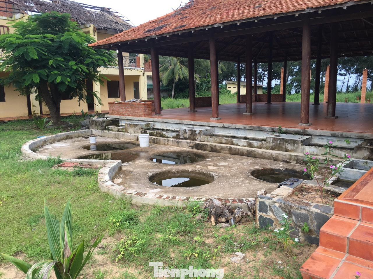 Hồ bơi, các khu tiểu cảnh được xây dựng hàng tỷ đồng với nước trong xanh, giờ chỉ là một màu xám đen của bụi đất, xác động vật chết. Hồ bơi, các khu tiểu cảnh được xây dựng hàng tỷ đồng với nước trong xanh, giờ chỉ là một màu xám đen của bụi đất, xác động vật chết.