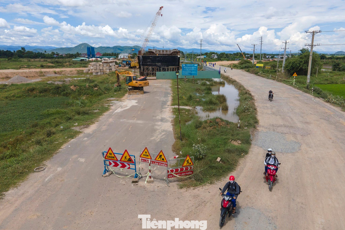 Chưa kể, thời tiết mưa kéo dài liên tục ảnh hưởng rất nhiều đến công tác tổ chức thi công, đặc biệt là thi công đắp nền đường, bê tông nhựa. Chưa kể, thời tiết mưa kéo dài liên tục ảnh hưởng rất nhiều đến công tác tổ chức thi công, đặc biệt là thi công đắp nền đường, bê tông nhựa.