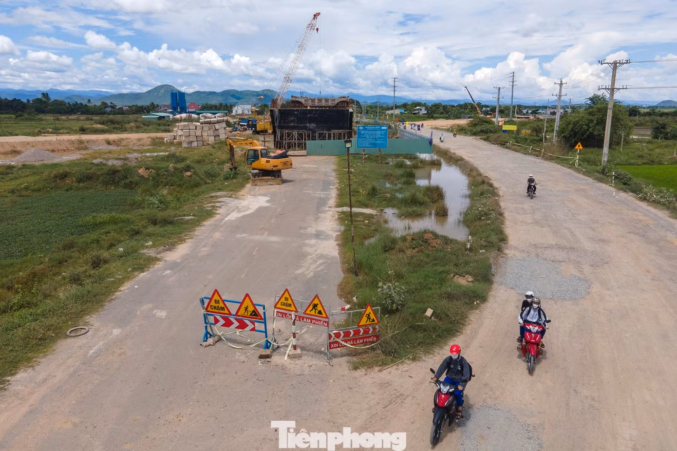 Chưa kể, thời tiết mưa kéo dài liên tục ảnh hưởng rất nhiều đến công tác tổ chức thi công, đặc biệt là thi công đắp nền đường, bê tông nhựa. Chưa kể, thời tiết mưa kéo dài liên tục ảnh hưởng rất nhiều đến công tác tổ chức thi công, đặc biệt là thi công đắp nền đường, bê tông nhựa.