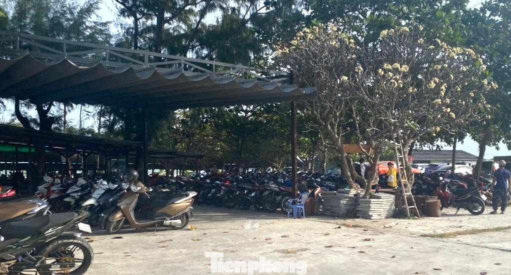 Bãi giữ xe máy cũng trong tình trạng tương tự.