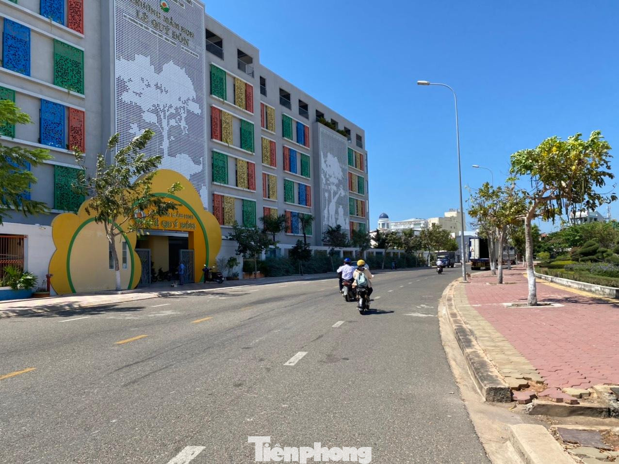 Khu đất xây dựng Trường Mầm non Lê Quý Đôn có phía Bắc đường Nguyễn Gia Tú giá 16 triệu đồng/m2; phía Nam đường Nguyễn Phúc Nguyên. Phía Đông giáp phía sau đường Võ Văn Kiệt giá 10 triệu đồng/m2. Thế nhưng tỉnh Bình Thuận miễn, giảm tiền sử dụng đất với giá 196.896 đồng/m2/năm trong thời gian 5 năm kể từ ngày 10/1/2020 đến hết ngày 9/1/2025 theo phương thức trả tiền hàng năm khiến nhiều công dân làm đơn tố cáo vì gây thiệt hại cho ngân sách nhà nước; Khu đất xây dựng Trường Mầm non Lê Quý Đôn có phía Bắc đường Nguyễn Gia Tú giá 16 triệu đồng/m2; phía Nam đường Nguyễn Phúc Nguyên. Phía Đông giáp phía sau đường Võ Văn Kiệt giá 10 triệu đồng/m2. Thế nhưng tỉnh Bình Thuận miễn, giảm tiền sử dụng đất với giá 196.896 đồng/m2/năm trong thời gian 5 năm kể từ ngày 10/1/2020 đến hết ngày 9/1/2025 theo phương thức trả tiền hàng năm khiến nhiều công dân làm đơn tố cáo vì gây thiệt hại cho ngân sách nhà nước;