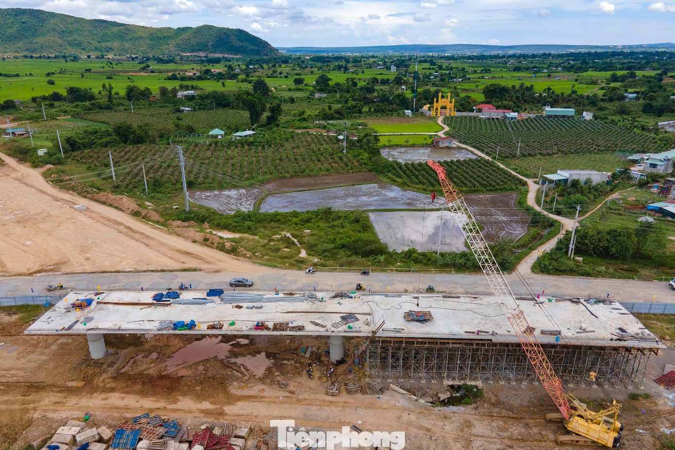 Khắc phục tình trạng ách tắc giao thông và giảm thiểu tai nạn giao thông thường xuyên xảy ra trên Quốc lộ 1A. Khắc phục tình trạng ách tắc giao thông và giảm thiểu tai nạn giao thông thường xuyên xảy ra trên Quốc lộ 1A.