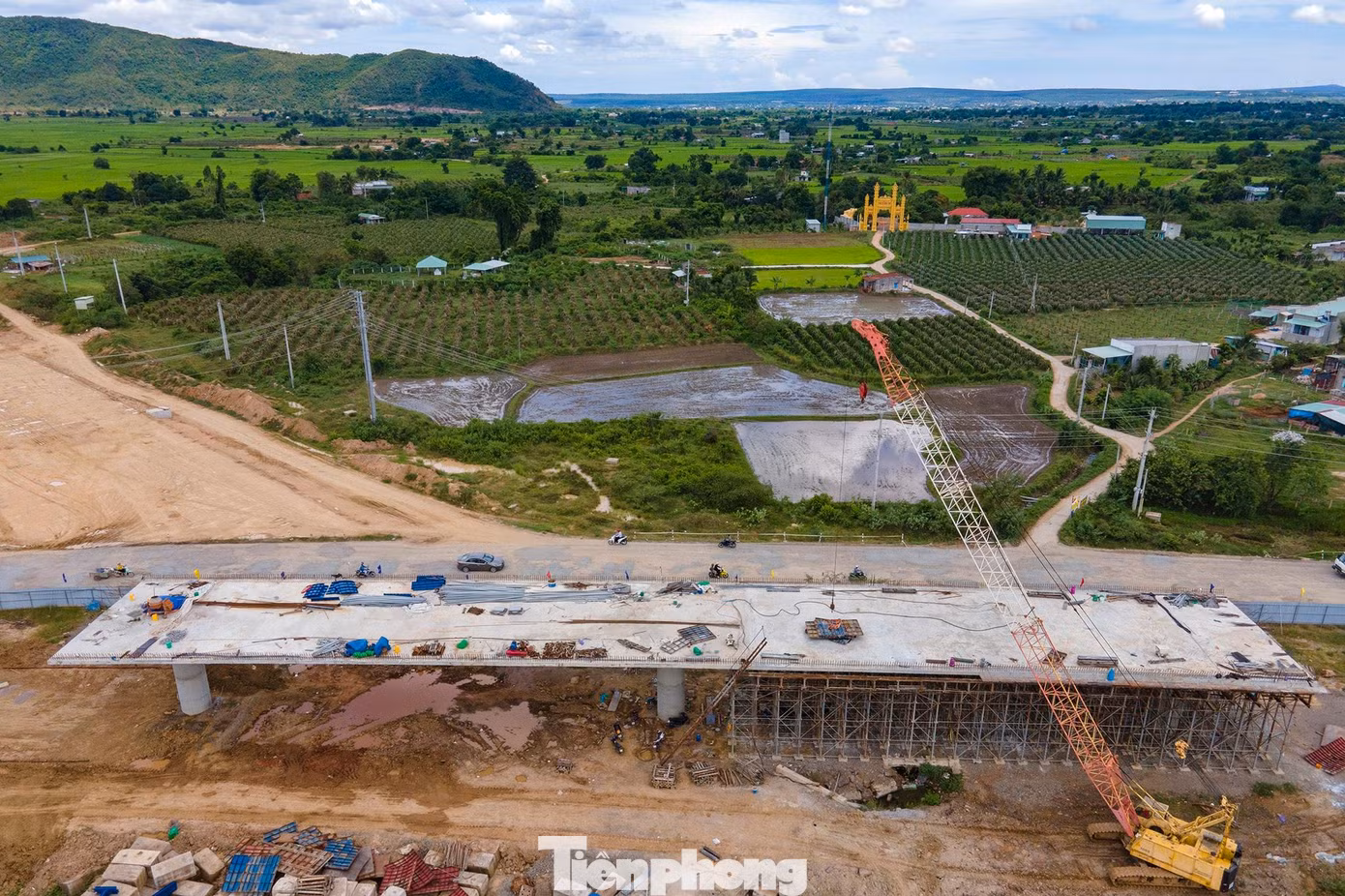 Khắc phục tình trạng ách tắc giao thông và giảm thiểu tai nạn giao thông thường xuyên xảy ra trên Quốc lộ 1A. Khắc phục tình trạng ách tắc giao thông và giảm thiểu tai nạn giao thông thường xuyên xảy ra trên Quốc lộ 1A.