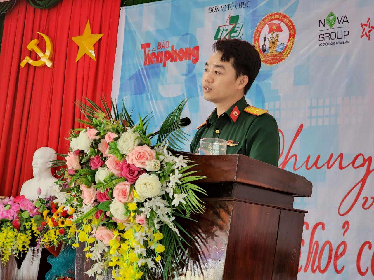 Trung tá Vũ Sơn Giang, Phó Chủ nhiệm Chính trị Bệnh viện Quân Y 175 phát biểu tại chương trình.