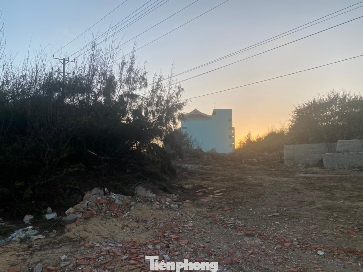 Mọi việc bắt đầu từ năm 2000. Khi đó, đón đầu xu hướng du lịch nghỉ dưỡng, nhiều nhà đầu tư đã tìm đến vùng đất ven biển Mũi Kê Gà, huyện Hàm Thuận Nam, tỉnh Bình Thuận xây dựng resort. Đến năm 2007, dự án cảng biển tổng hợp Kê Gà được quy hoạch để phục vụ cho việc vận chuyển khoáng sản từ Tây Nguyên xuống. Mọi việc bắt đầu từ năm 2000. Khi đó, đón đầu xu hướng du lịch nghỉ dưỡng, nhiều nhà đầu tư đã tìm đến vùng đất ven biển Mũi Kê Gà, huyện Hàm Thuận Nam, tỉnh Bình Thuận xây dựng resort. Đến năm 2007, dự án cảng biển tổng hợp Kê Gà được quy hoạch để phục vụ cho việc vận chuyển khoáng sản từ Tây Nguyên xuống.