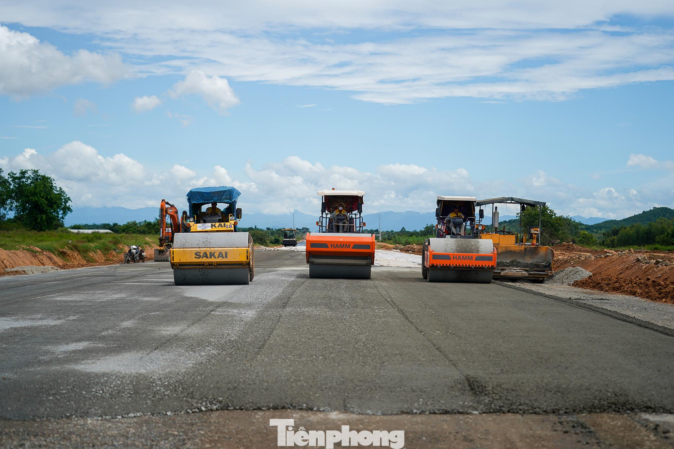 Để đáp ứng tiến độ, ngoài việc đẩy nhanh công tác giải ngân, cắt, chuyển khối lượng, bổ sung thầu phụ, Ban Quản lý dự án 7 đã lập các mốc thời gian, khối lượng cần hoàn thành theo giai đoạn. Để đáp ứng tiến độ, ngoài việc đẩy nhanh công tác giải ngân, cắt, chuyển khối lượng, bổ sung thầu phụ, Ban Quản lý dự án 7 đã lập các mốc thời gian, khối lượng cần hoàn thành theo giai đoạn.
