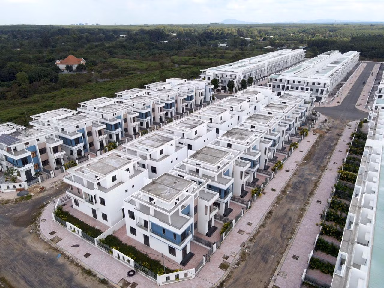 Từ sau khi bị cơ quan chức năng phát hiện, xử phạt, dự án đã ngừng thi công và đến nay đa phần những khu biệt thự và nhà liền kề đều đang trong tình trạng bỏ hoang, cỏ dại mọc um tùm.