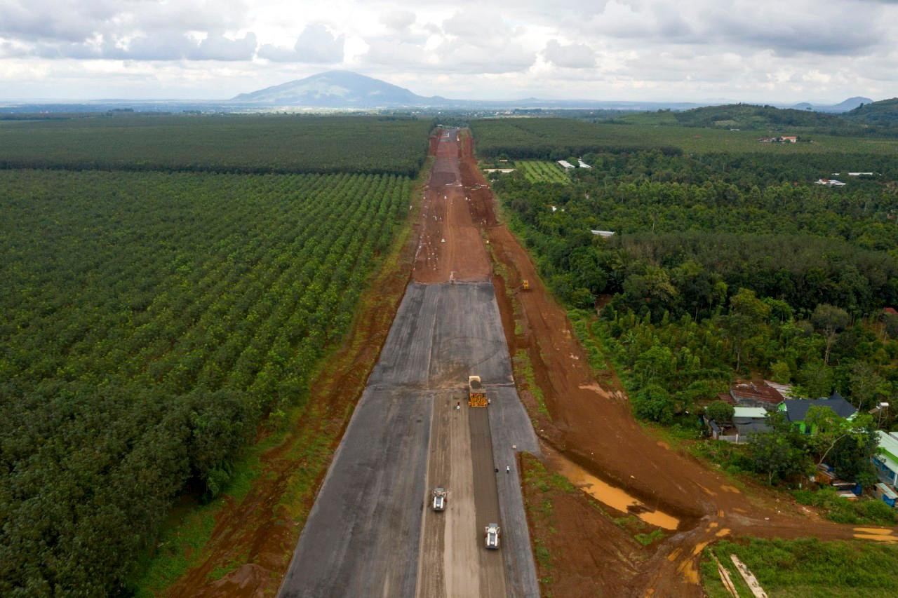Hôm 22/11, Bộ trưởng Bộ Giao thông Vận tải Nguyễn Văn Thắng đã đi kiểm tra thực tế dự án đường cao tốc Dầu Giây - Phan Thiết. Tại đây, sau khi nghe Ban quản lý dự án báo cáo tiến độ, Bộ trưởng GTVT nói báo cáo có vẻ rất ổn nhưng đi hiện trường thì thấy không.