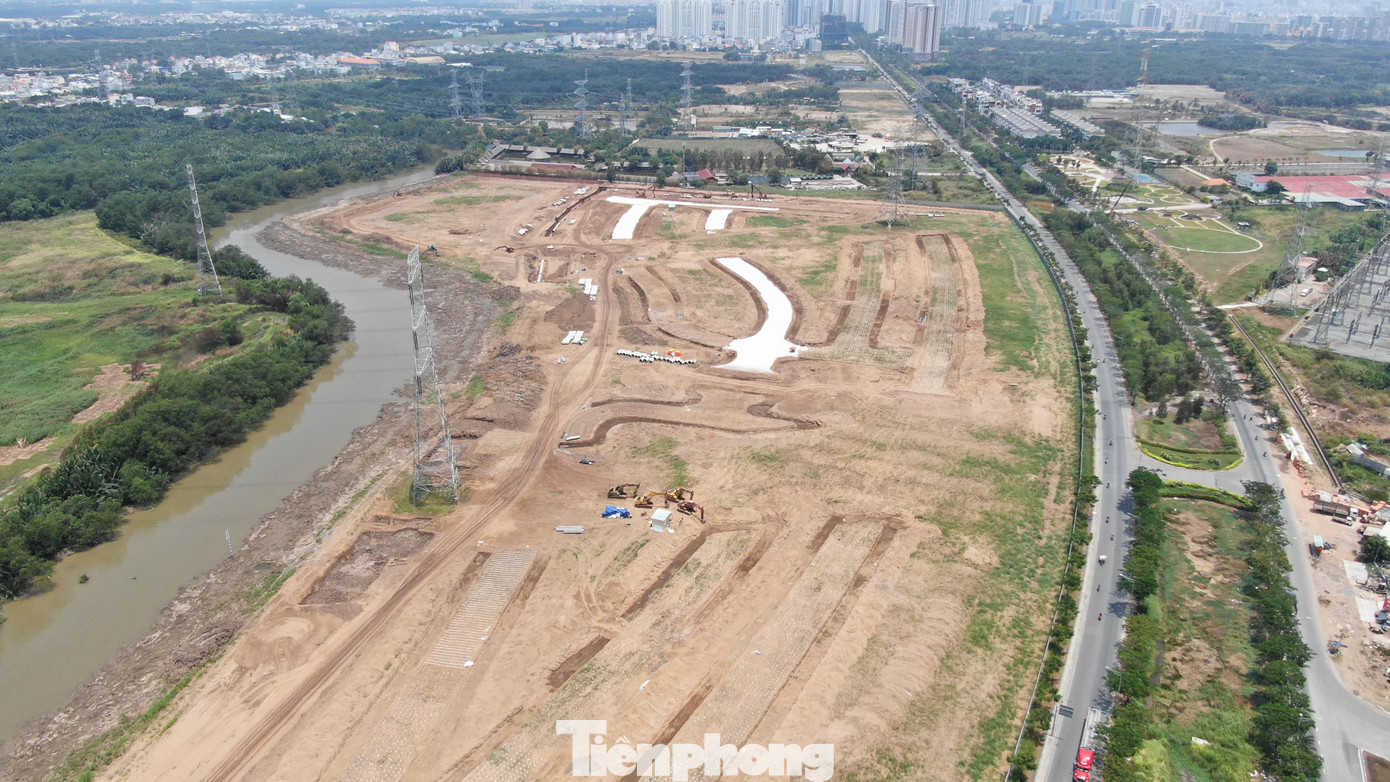 Có nguyên nhân do tâm lý sợ sai, sợ trách nhiệm, sợ rủi ro pháp lý trong một số cán bộ công chức dẫn đến đùn đẩy hồ sơ lòng vòng, không dám đề xuất, không dám quyết định khiến nhiều dự án "trùm mền". Có nguyên nhân do tâm lý sợ sai, sợ trách nhiệm, sợ rủi ro pháp lý trong một số cán bộ công chức dẫn đến đùn đẩy hồ sơ lòng vòng, không dám đề xuất, không dám quyết định khiến nhiều dự án "trùm mền".