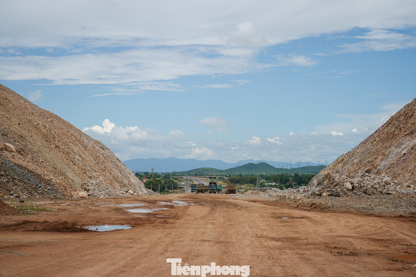 Kể từ khi phát động phong trào thi đua "120 ngày đêm để thông xe kỹ thuật trước ngày 31/12", dự án đã có nhiều chuyển biến. Kể từ khi phát động phong trào thi đua "120 ngày đêm để thông xe kỹ thuật trước ngày 31/12", dự án đã có nhiều chuyển biến.