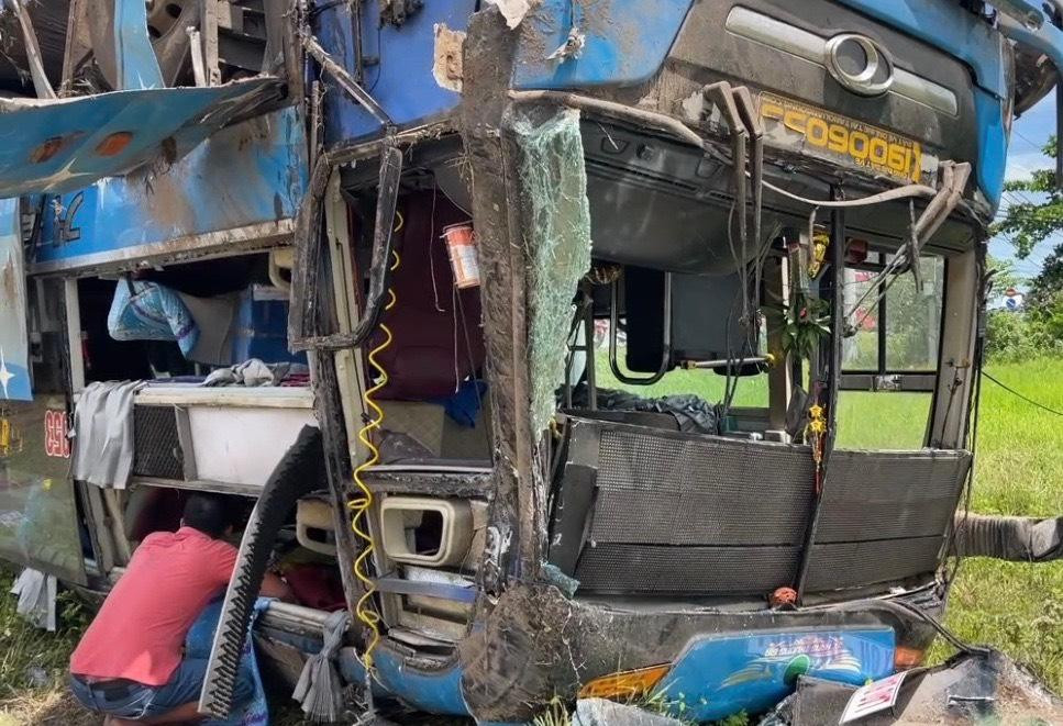 Đầu xe khách nát bươm.