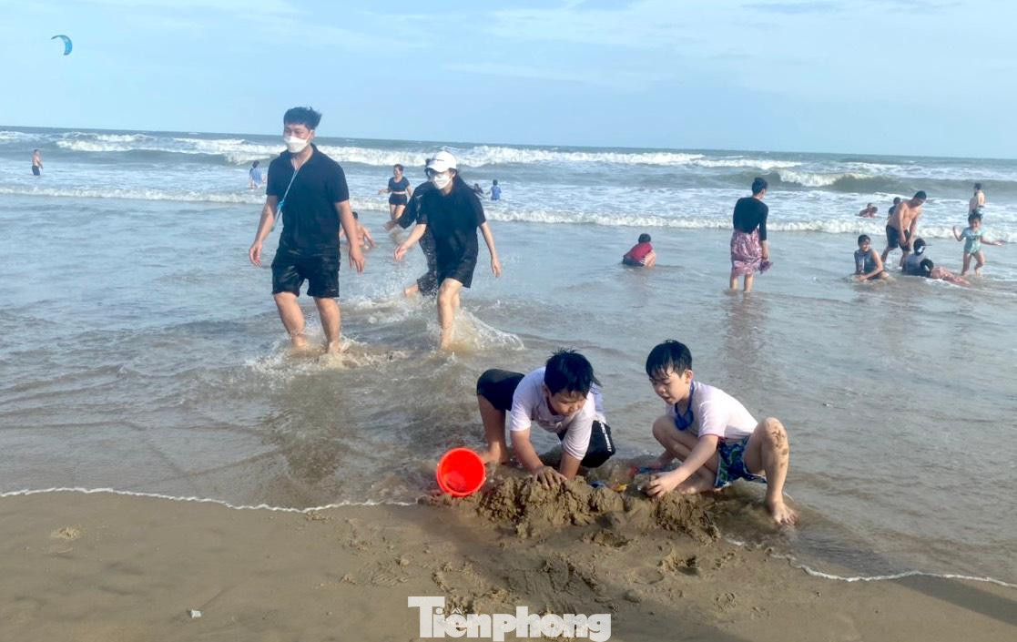 Nhiều trẻ em không đeo khẩu trang sau khi xuống biển chơi.