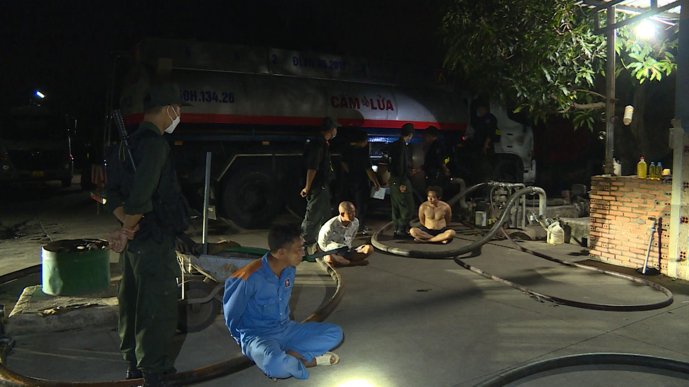 Công an bắt giữ nhân viên Cửa hàng bán lẻ xăng dầu Gia Khiêm Vũng Tàu lúc 19 giờ 40 phút ngày 18/6.