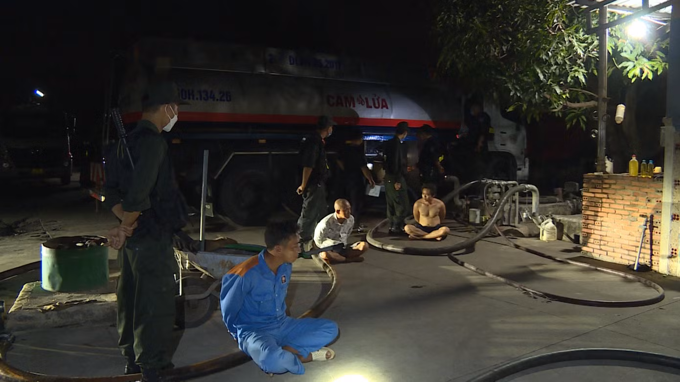 Công an bắt giữ nhân viên Cửa hàng bán lẻ xăng dầu Gia Khiêm Vũng Tàu lúc 19 giờ 40 phút ngày 18/6.
