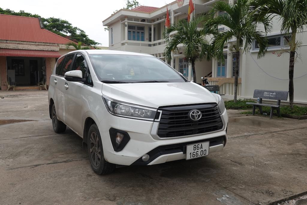 Xe ô tô biển kiểm soát 86A-166.00 màu trắng hiệu Innova đang bị công an tạm giữ.