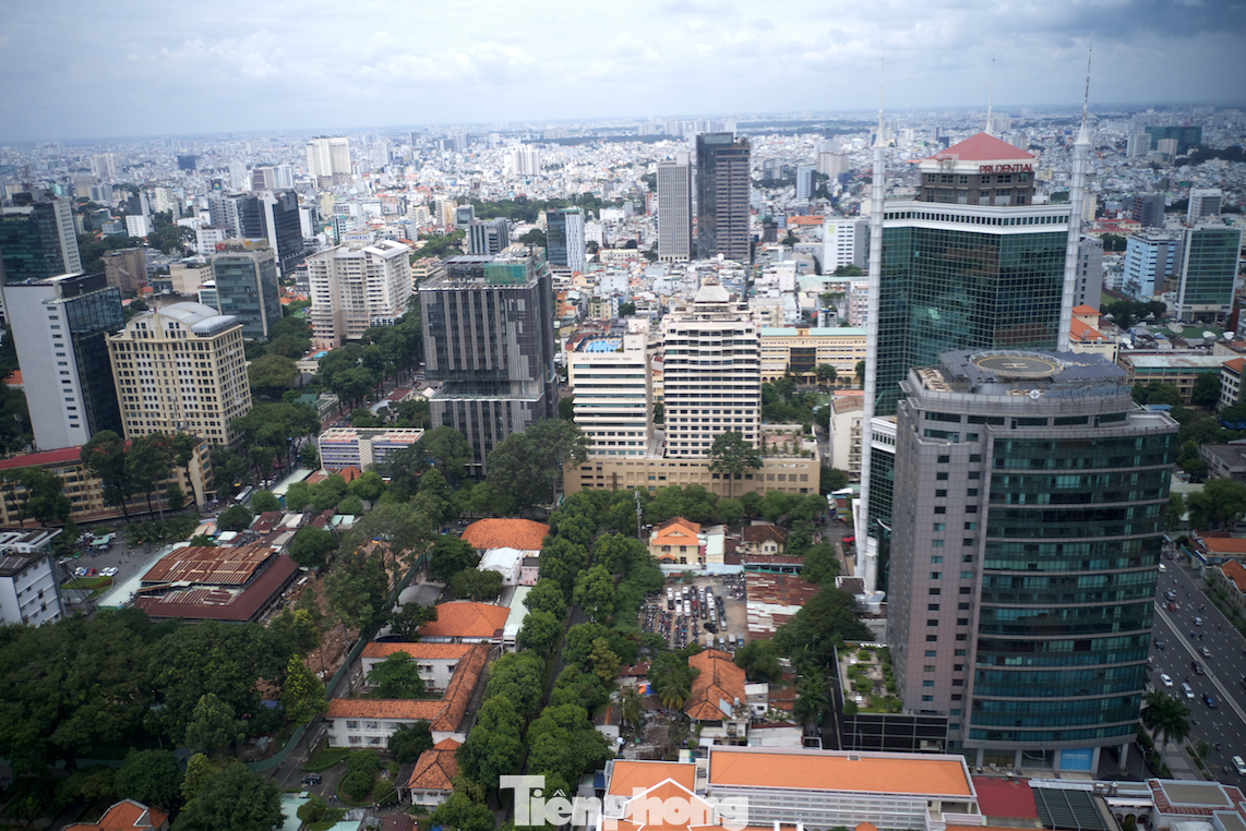 Công ty TNHH Thương mại Dịch vụ và Xây dựng Việt Hân Sài Gòn phải thực hiện bàn giao diện tích đất thu hồi cho Trung tâm Phát triển quỹ đất TPHCM để quản lý theo quy định pháp luật. Đồng thời, phải thực hiện đầy đủ nghĩa vụ tài chính về đất đai và các nghĩa vụ tài chính khác. Công ty TNHH Thương mại Dịch vụ và Xây dựng Việt Hân Sài Gòn phải thực hiện bàn giao diện tích đất thu hồi cho Trung tâm Phát triển quỹ đất TPHCM để quản lý theo quy định pháp luật. Đồng thời, phải thực hiện đầy đủ nghĩa vụ tài chính về đất đai và các nghĩa vụ tài chính khác.