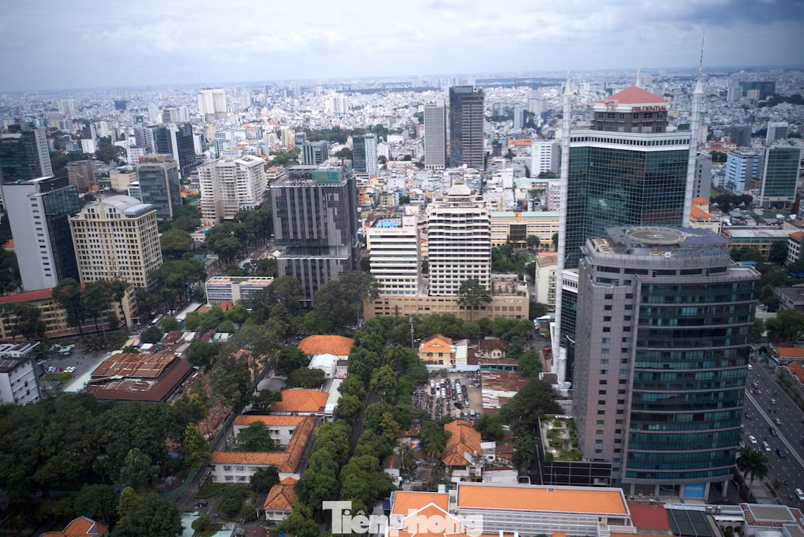 Công ty TNHH Thương mại Dịch vụ và Xây dựng Việt Hân Sài Gòn phải thực hiện bàn giao diện tích đất thu hồi cho Trung tâm Phát triển quỹ đất TPHCM để quản lý theo quy định pháp luật. Đồng thời, phải thực hiện đầy đủ nghĩa vụ tài chính về đất đai và các nghĩa vụ tài chính khác. Công ty TNHH Thương mại Dịch vụ và Xây dựng Việt Hân Sài Gòn phải thực hiện bàn giao diện tích đất thu hồi cho Trung tâm Phát triển quỹ đất TPHCM để quản lý theo quy định pháp luật. Đồng thời, phải thực hiện đầy đủ nghĩa vụ tài chính về đất đai và các nghĩa vụ tài chính khác.