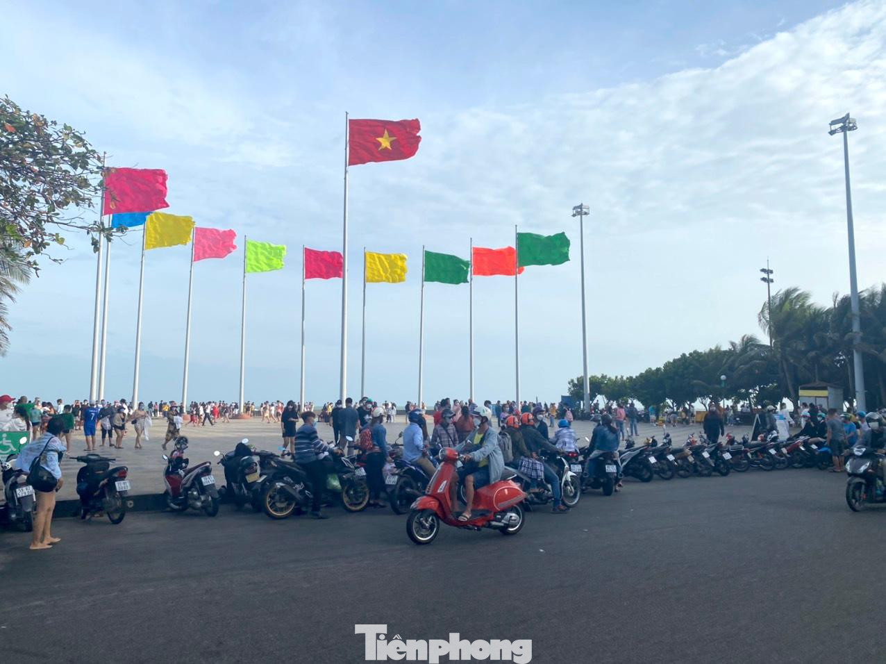 Khu vực trung tâm bãi Sau của thành phố Vũng Tàu có nhiều người xuống hóng mát.