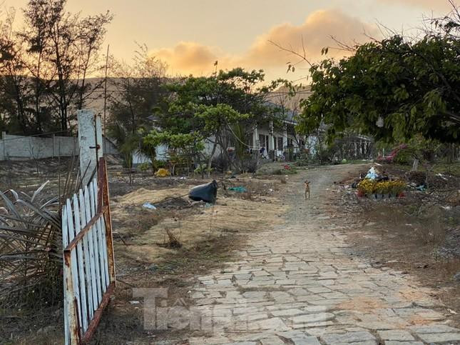 Nhiều dự án ở Bình Thuận chậm tiến độ lên tới 15 năm nhưng vẫn được gia hạn, không bị thu hồi. Nhiều dự án ở Bình Thuận chậm tiến độ lên tới 15 năm nhưng vẫn được gia hạn, không bị thu hồi.