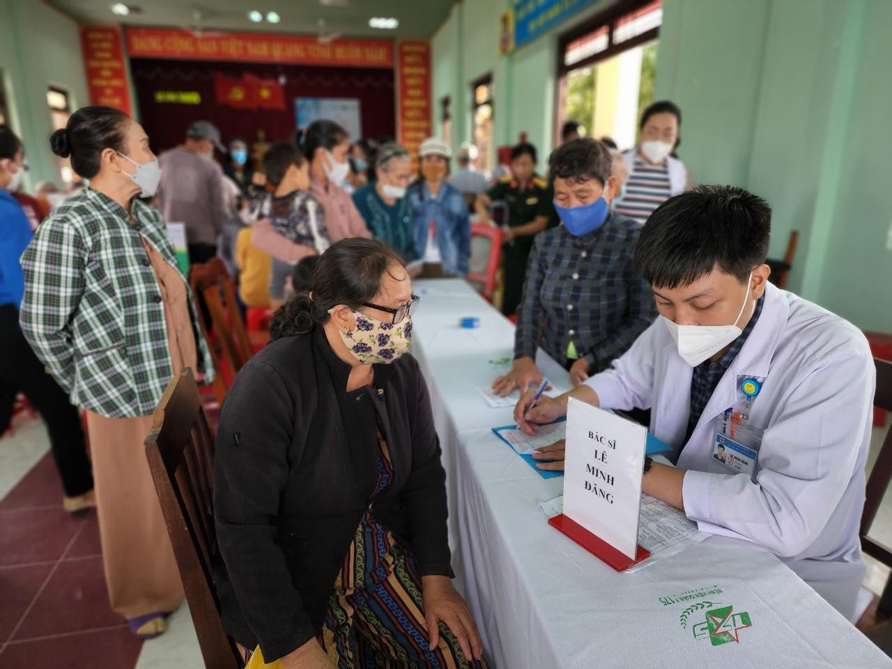 Các y bác sĩ Bệnh viện Quân Y 175 khám sàng lọc cho bà con. Các y bác sĩ Bệnh viện Quân Y 175 khám sàng lọc cho bà con.