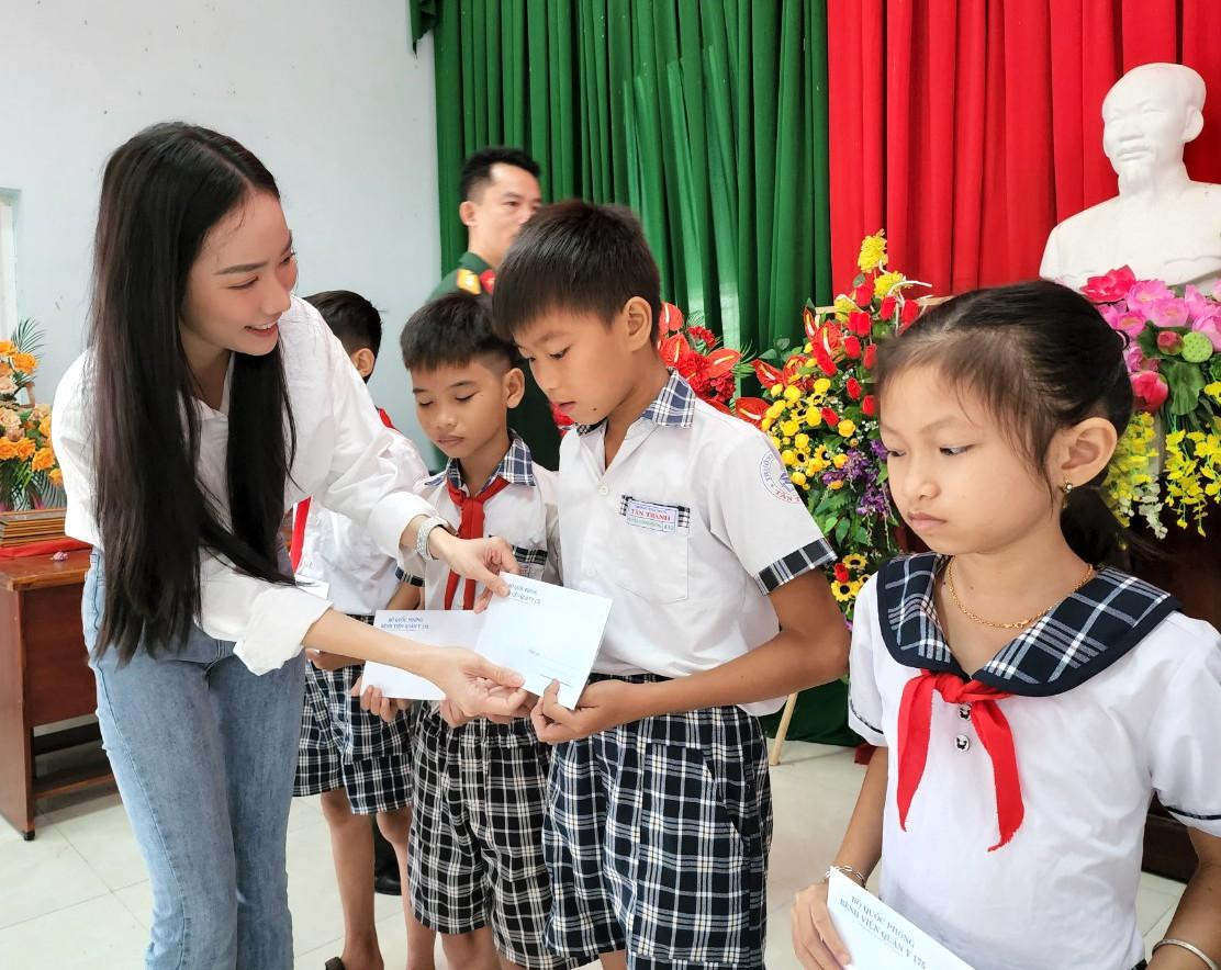 Người đẹp Nguyễn Thị Hồng Tuyết, Top 5 Hoa hậu Việt Nam 2018 trao tặng học bổng cho các học sinh ở xã Tân Thành.