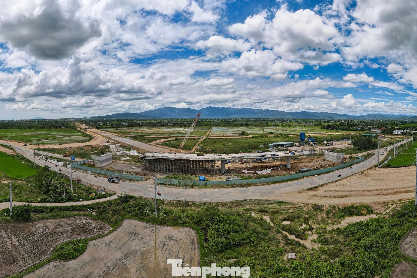 Giải quyết nhu cầu vận tải hành khách và hàng hoá giữa khu vực đầu mối trung tâm của vùng kinh tế trọng điểm phía nam với khu vực miền Đông Nam Bộ và Nam Trung Bộ cũng như từ Bắc vào Nam. Giải quyết nhu cầu vận tải hành khách và hàng hoá giữa khu vực đầu mối trung tâm của vùng kinh tế trọng điểm phía nam với khu vực miền Đông Nam Bộ và Nam Trung Bộ cũng như từ Bắc vào Nam.