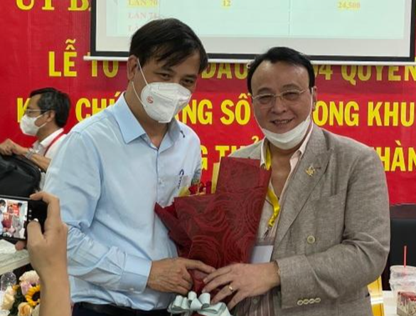 Ông Đỗ Anh Dũng (phải)-Chủ tịch Tập đoàn Tân Hoàng Minh (đơn vị sở hữu Công ty Ngôi Sao Việt)-doanh nghiệp trúng đấu giá lô đất 3-12 nhận hoa chúc mừng từ Phó Chủ tịch UBND TPHCM Lê Hòa Bình. Ông Đỗ Anh Dũng (phải)-Chủ tịch Tập đoàn Tân Hoàng Minh (đơn vị sở hữu Công ty Ngôi Sao Việt)-doanh nghiệp trúng đấu giá lô đất 3-12 nhận hoa chúc mừng từ Phó Chủ tịch UBND TPHCM Lê Hòa Bình.