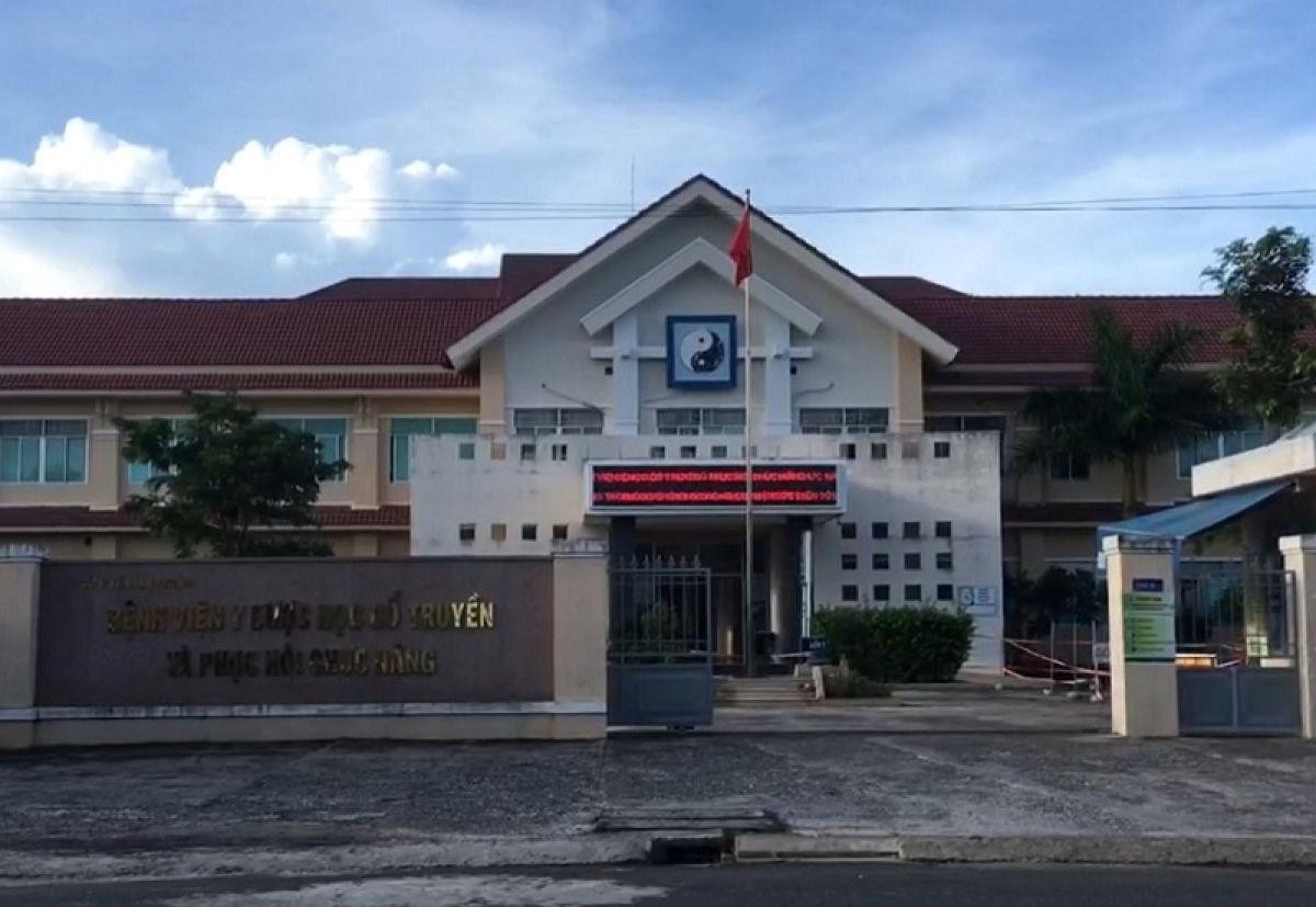 Bệnh viện Y học Cổ truyền Phục hồi chức năng Bình Thuận đã điều chỉnh nguồn vốn thanh toán từ nguồn chi thường xuyên sang nguồn thu dịch vụ khám chữa bệnh nhưng không báo cáo cấp thẩm quyền.