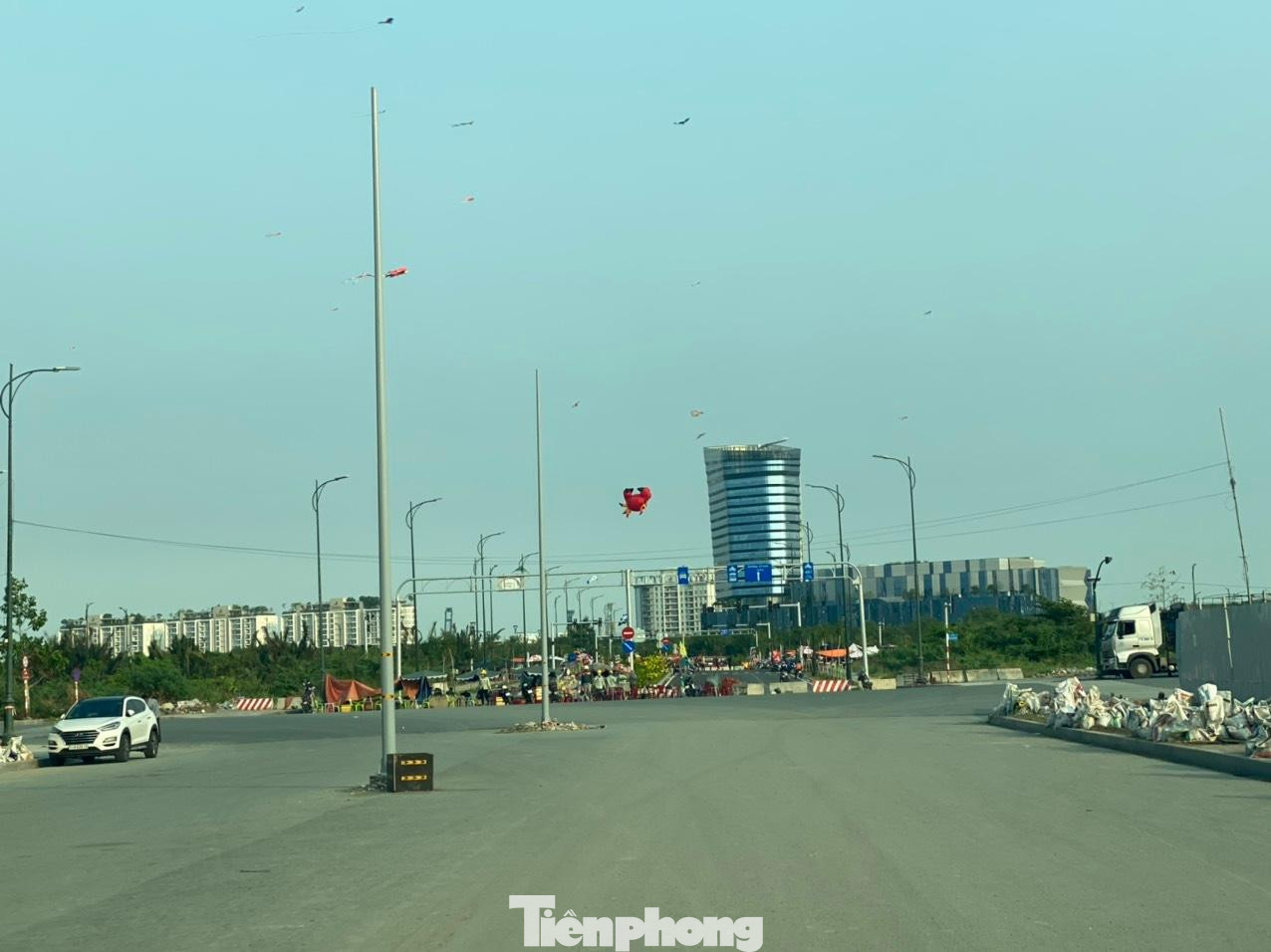 Đường dẫn lên cầu với đã nối liền thông suốt với đường R2 ra tới đường Tố Hữu, TP Thủ Đức. Đường dẫn lên cầu với đã nối liền thông suốt với đường R2 ra tới đường Tố Hữu, TP Thủ Đức.