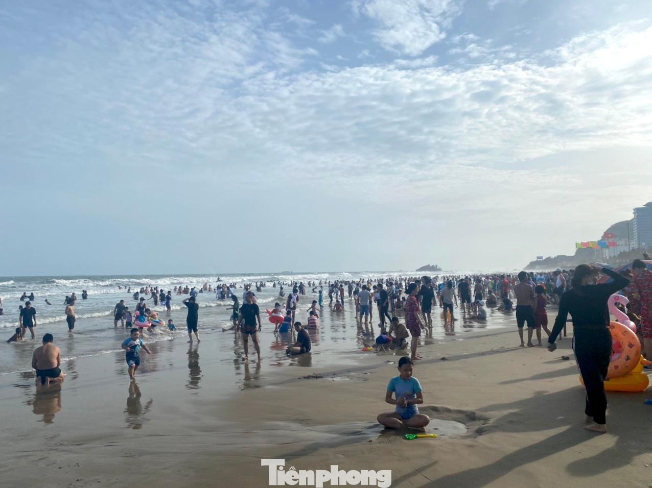 Du khách đổ về khu vực trung tâm thành phố Vũng Tàu vui chơi, nghỉ mát.