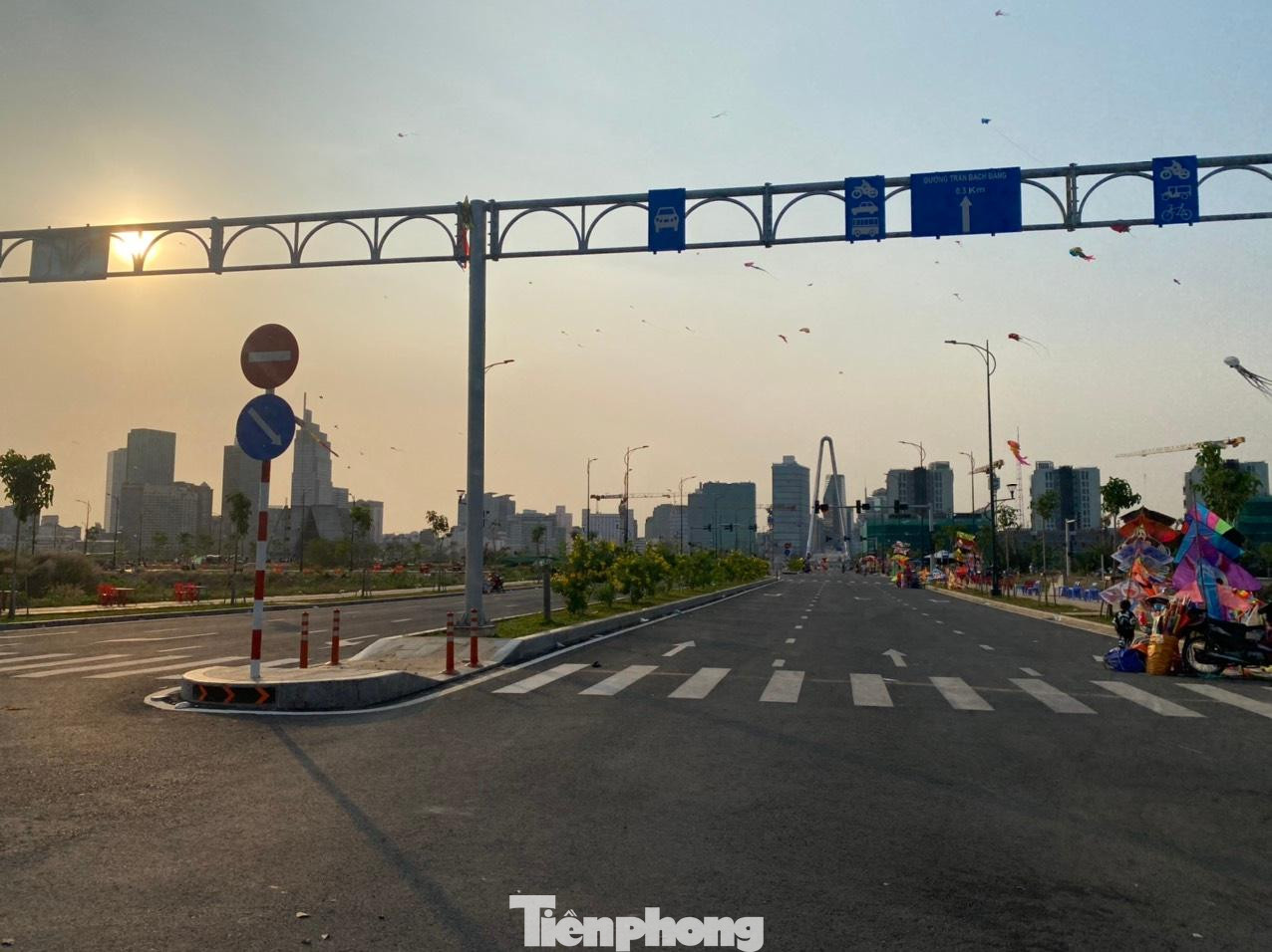 Cầu Thủ Thiêm 2 nhìn từ đường Tố Hữu, TP Thủ Đức. Cầu Thủ Thiêm 2 nhìn từ đường Tố Hữu, TP Thủ Đức.