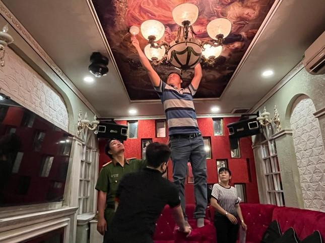 Bà Rịa-Vũng Tàu yêu cầu Sở Văn hoá và Thể thao phối hợp với các đoàn liên ngành thanh kiểm tra, siết chặt công tác quản lý Nhà nước về kinh doanh dịch vụ karaoke. Bà Rịa-Vũng Tàu yêu cầu Sở Văn hoá và Thể thao phối hợp với các đoàn liên ngành thanh kiểm tra, siết chặt công tác quản lý Nhà nước về kinh doanh dịch vụ karaoke.