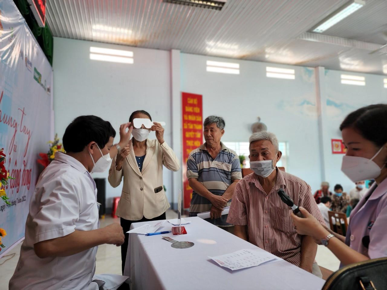 Đoàn cán bộ, y bác sĩ của Bệnh viện Quân Y 175 đã khám bệnh, tư vấn sức khỏe cho bà con.