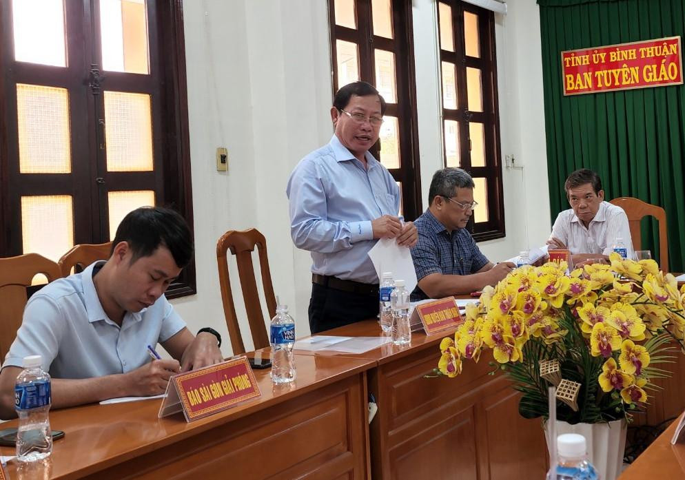 Ông Nguyễn Văn Phúc - Phó chủ tịch UBND huyện Hàm Thuận Nam, tỉnh Bình Thuận thông tin sự việc tại cuộc họp. Ông Nguyễn Văn Phúc - Phó chủ tịch UBND huyện Hàm Thuận Nam, tỉnh Bình Thuận thông tin sự việc tại cuộc họp.