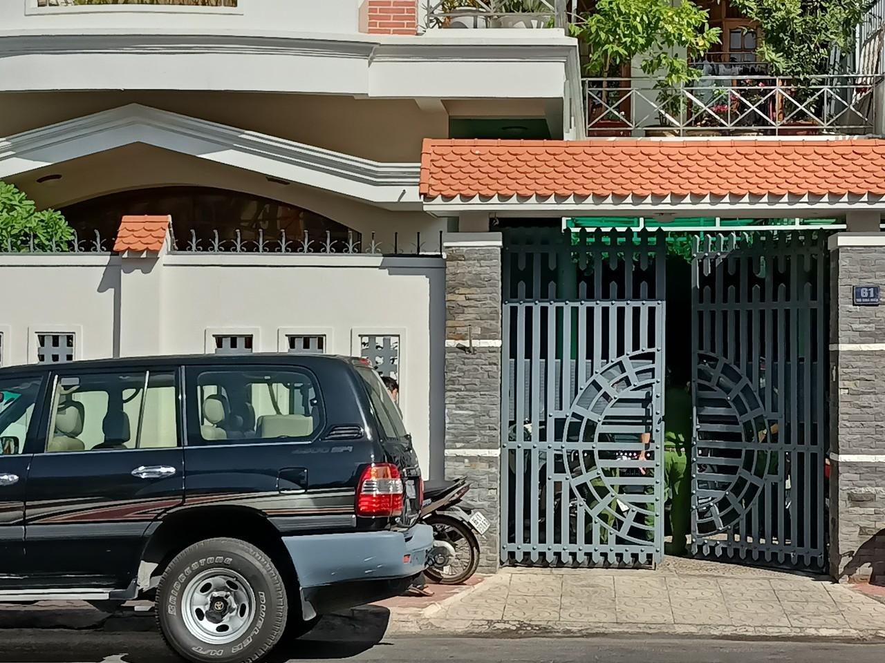 Công an nhà riêng ông Lương Văn Hải, nguyên Phó chủ tịch thường trực UBND tỉnh Bình Thuận tại số nhà 61 Thủ Khoa Huân, thành phố Phan Thiết.