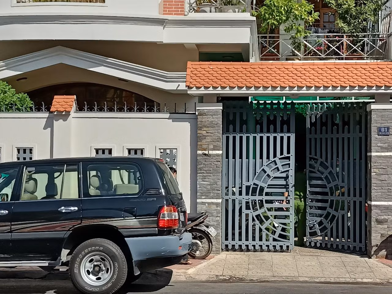 Công an nhà riêng ông Lương Văn Hải, nguyên Phó chủ tịch thường trực UBND tỉnh Bình Thuận tại số nhà 61 Thủ Khoa Huân, thành phố Phan Thiết.