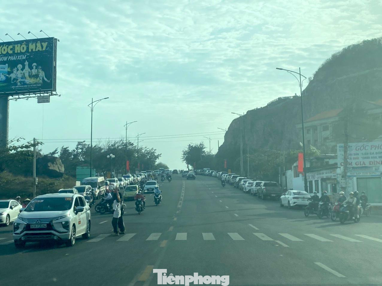 Hàng trăm xe ô tô mang biển số TPHCM, Đồng Nai, Bình Dương... xếp hàng dài, nối đuôi nhau đậu hai bên đường.