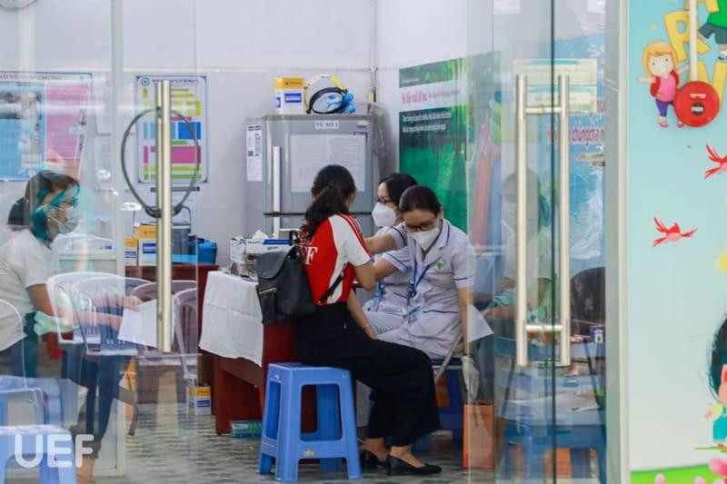 Trường ĐH Kinh tế Tài chính TP. HCM (UEF) đã phối hợp với Trung tâm Y tế quận Bình Thạnh và các cơ sở y tế khác tổ chức buổi tiêm vắc xin COVID-19 tăng cường cho sinh viên trường.