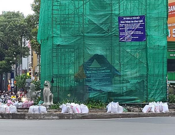 Tượng đài An Dương Vương đang được tu sửa, phục dựng nguyên trạng. Tượng đài An Dương Vương đang được tu sửa, phục dựng nguyên trạng.