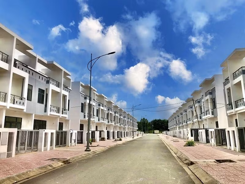 Ngày 15/12/2020, Chủ tịch UBND tỉnh Đồng Nai Cao Tiến Dũng đã ký quyết định xử phạt vi phạm hành chính đối với chủ đầu tư dự án Khu dân cư Tân Thịnh số tiền 540 triệu đồng vì hành vi “Chiếm đất để sử dụng trên thực địa mà chưa hoàn thành các thủ tục giao đất”.