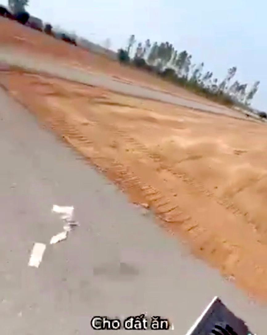 Nói là "cho đất ăn". Nói là "cho đất ăn".