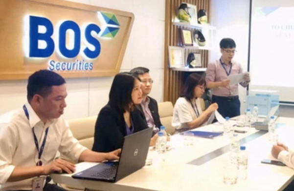 Có nhiều mối quan hệ giữa tân Chủ tịch Chứng khoán BOS Trịnh Văn Nam với ông Trịnh Văn Quyết. Có nhiều mối quan hệ giữa tân Chủ tịch Chứng khoán BOS Trịnh Văn Nam với ông Trịnh Văn Quyết.