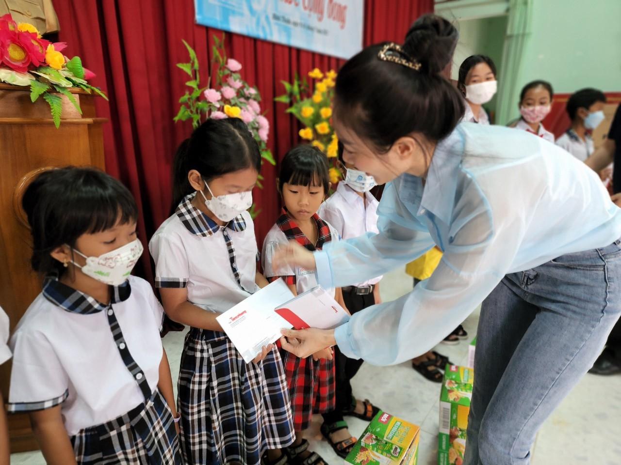 Người đẹp Nguyễn Thị Hồng Tuyết, Top 5 Hoa hậu Việt Nam 2018 trao tặng học bổng cho các học sinh ở xã Tân Thuận. Người đẹp Nguyễn Thị Hồng Tuyết, Top 5 Hoa hậu Việt Nam 2018 trao tặng học bổng cho các học sinh ở xã Tân Thuận.