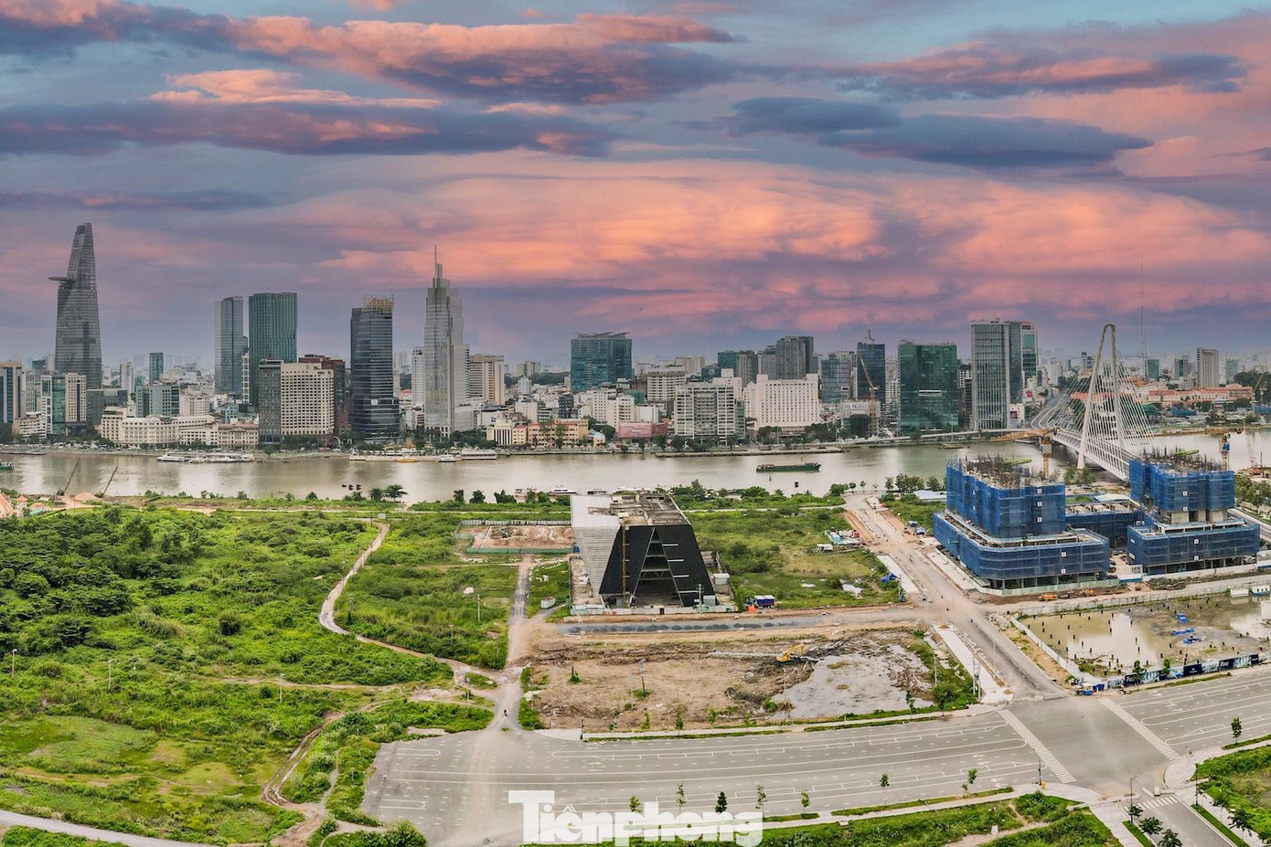 Do “tắc” nguồn vốn tín dụng, nguồn vốn trái phiếu, nguồn vốn huy động từ khách hàng nên một số tập đoàn, doanh nghiệp bất động sản “đói vốn”.