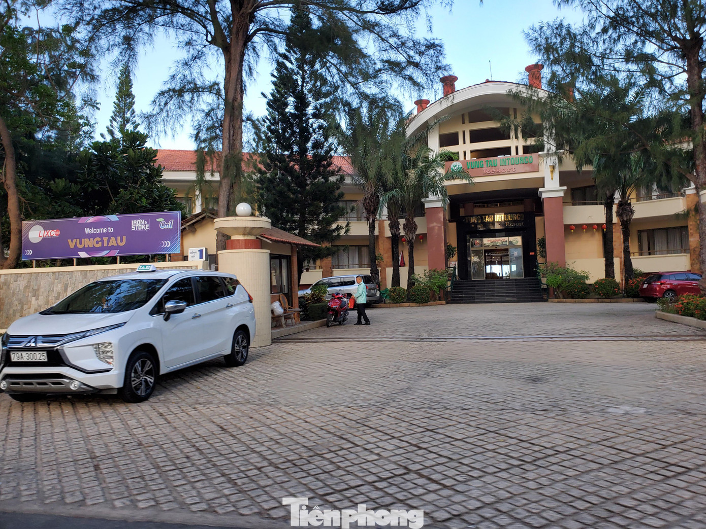 Trả lời câu hỏi của Tiền Phong về việc, 9 doanh nghiệp đang sử dụng đất ở bãi biển Bãi Sau nợ 326 tỷ đồng trong nhiều năm qua, xây dựng trái phép thì tại sao Vũng Tàu lại trích ngân sách để đền bù, ông Thuấn nói đó là hai việc khác nhau. Những cái nào mà doanh nghiệp tạo lập hợp pháp sẽ được bồi thường. Còn tiền 9 doanh nghiệp nợ ngân sách nhà nước thì vẫn phải trả đầy đủ. Có thể khi tính toán bồi thường, sẽ khấu trừ như thế nào đó.